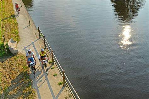 La Vélo Francette de Mayenne à Laval : piste cyclable le long de la May.
